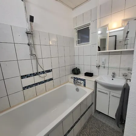 Liebevoll Eingerichtete 2-zimmer Mit Badewanne In *